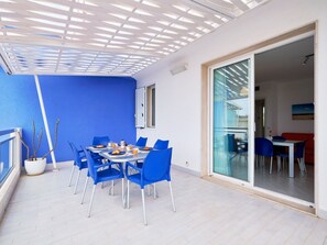 Outdoor dining - in Marina Di Ragusa mit Garten und Terrasse by Interhome (Cava d'Aliga)