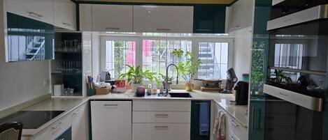 Réfrigérateur, four, lave-vaisselle