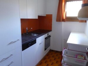 Fridge, microwave, oven, dishwasher - Chesa Margretta by Interhome (Sils Maria)