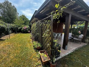 Outdoor dining - VILLA AGAVES - B2 4+2 - B50164 (Bibione Pineda)
