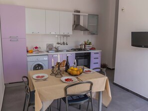 Geladeira, fogão, talheres/pratos/utensílios de cozinha