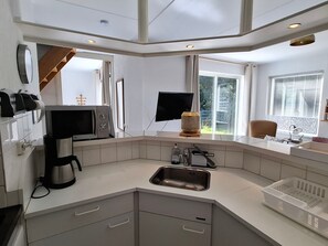 Fridge, microwave, oven, cookware/dishes/utensils - "De Korre 4" mit privatem Garten und Terrasse by Interhome (Callantsoog)
