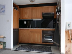 ثلاجة، فرن، غسالة أطباق، مستلزمات طهي/أطباق/أوعية