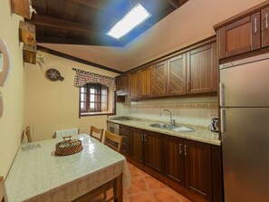 Fridge, microwave, cookware/dishes/utensils - Ländliches Haus Monte del Agua by Interhome (El Tanque)