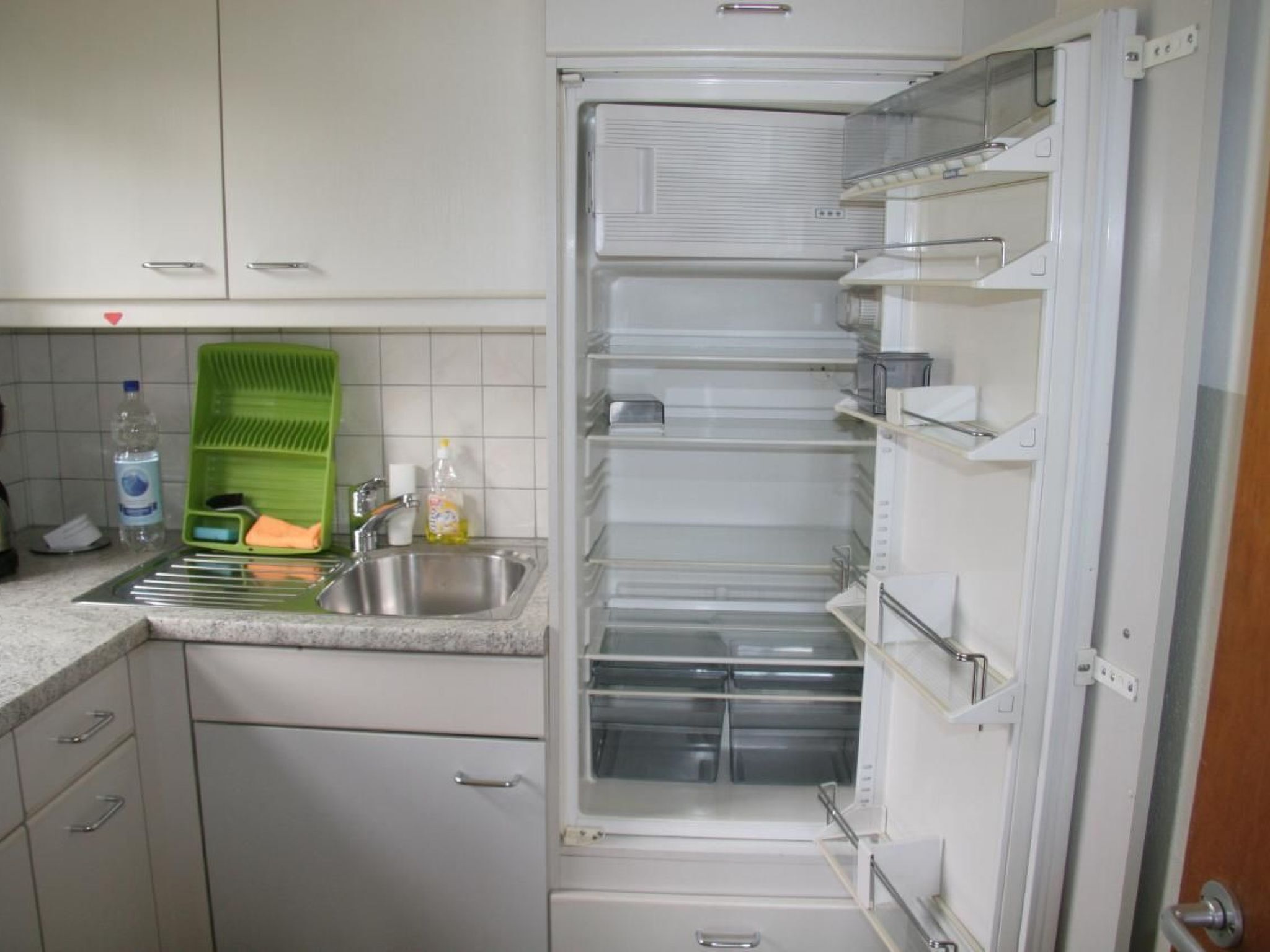 Kühlschrank, Mikrowelle, Ofen, Kochgeschirr/Geschirr/Besteck