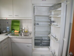 Kühlschrank, Mikrowelle, Ofen, Kochgeschirr/Geschirr/Besteck