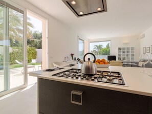 Fridge, oven, dishwasher, cookware/dishes/utensils - in Ragusa mit Möblierter Terrasse by Interhome (Marina di Ragusa)