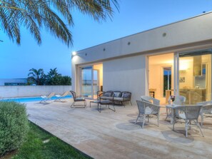 Outdoor dining - in Ragusa mit Möblierter Terrasse by Interhome (Marina di Ragusa)