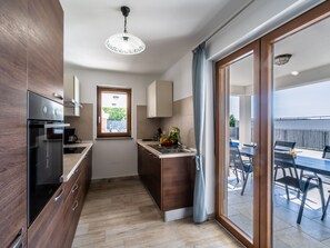Fridge, microwave, oven, dishwasher - Elegantes Escape mit Pool und Panoramablick by Interhome (Brovinje)