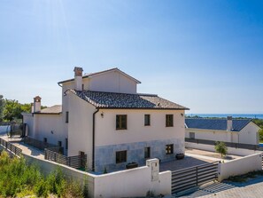 Exterior - Elegantes Escape mit Pool und Panoramablick by Interhome (Brovinje)
