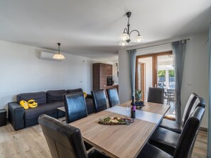 Dining - Elegantes Escape mit Pool und Panoramablick by Interhome (Brovinje)