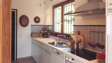 Kühlschrank, Ofen, Geschirrspüler, Kochgeschirr/Geschirr/Besteck