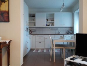 Fridge, oven, dishwasher, cookware/dishes/utensils - Wohnung Merlini by Interhome (Minusio)