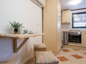 Refrigerador, horno y utensilios de cocina 