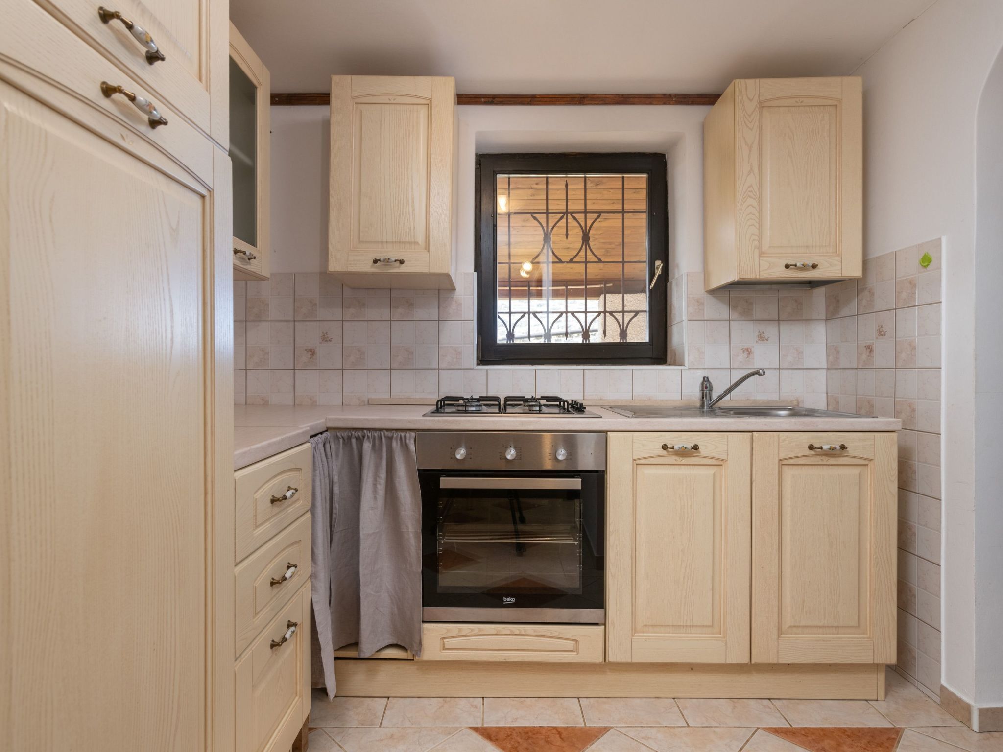 Kühlschrank, Ofen, Kochgeschirr/Geschirr/Besteck