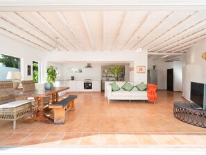 TV, fireplace, DVD player - Secret Garden Villa - ländlicher Boutique-Rückzugsort, private tropische Gärten by Interhome (Guatiza)