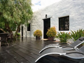 Terrace/patio - Bauernhaus mit großem Garten und beheiztem Pool by Interhome (Guatiza)