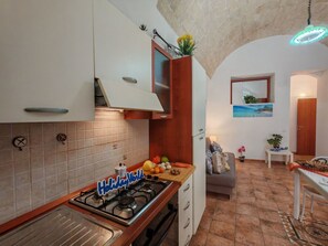 Fridge, microwave, oven, cookware/dishes/utensils - Casa Carmela 53 bei Holiday World by Interhome (Marina di Ragusa)