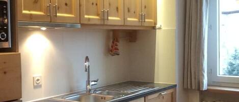 雪櫃、微波爐、焗爐、洗碗機