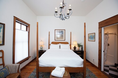 Charming historic stay in the heart of Sturgeon Bay! This studio retreat offers a warm and oh-so-cozy four-post bed, walk-in shower, a smart TV, and steps from the waterfront, all the shops and festivals!