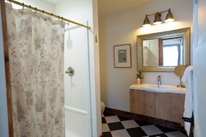 Hair dryer, towels - Charming historic stay in the heart of Sturgeon Bay! This studio retreat offers a warm and oh-so-cozy four-post bed, walk-in shower, a smart TV, and steps from the waterfront, all the shops and festivals! (Sturgeon Bay)