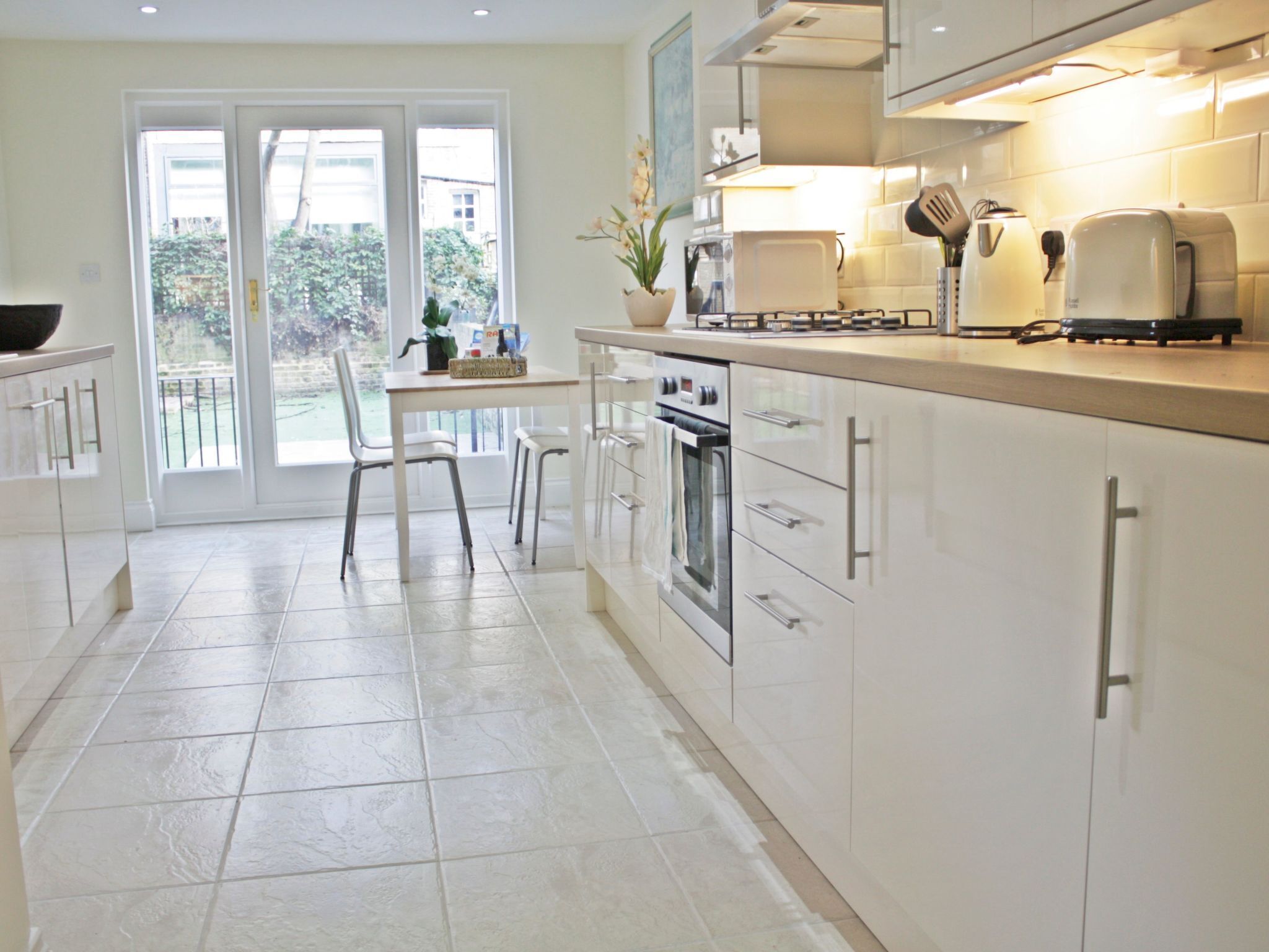 Kühlschrank, Mikrowelle, Ofen, Geschirrspüler