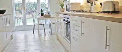 Kühlschrank, Mikrowelle, Ofen, Geschirrspüler