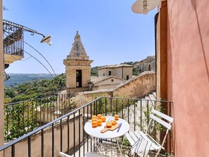 Outdoor dining - Raffo, Wohnung mit Aussicht in Ragusa Ibla by Interhome (Marina di Ragusa)
