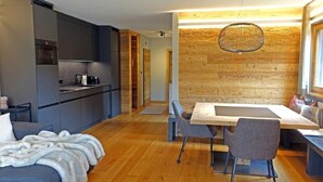 Un interior moderno con cocina, comedor y zona de estar.