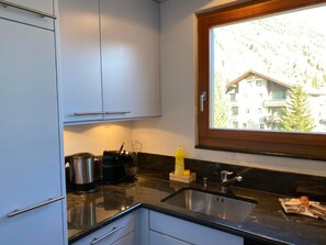 Fridge, oven, dishwasher, cookware/dishes/utensils