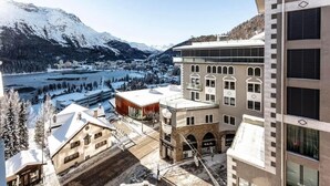 Un hôtel au style architectural moderne, qui allie des éléments de design traditionnels et contemporains.