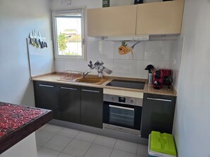 Fridge, microwave, oven, stovetop - T2 swimming pool near beaches and town (Sainte-Anne)