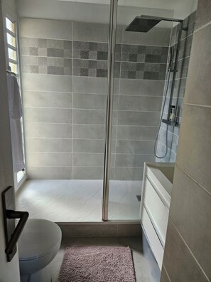 Shower, hair dryer, towels - T2 swimming pool near beaches and town (Sainte-Anne)
