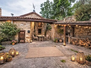 Outdoor dining - Ländliches Haus La Carrozal Senda del Oso by Interhome (San Martin de Teverga)