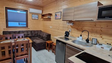 Kylskåp och grytor/köksredskap