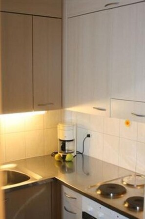 Kühlschrank, Ofen, Kochgeschirr/Geschirr/Besteck