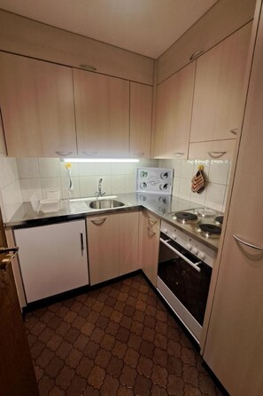 Refrigerador, horno y utensilios de cocina 