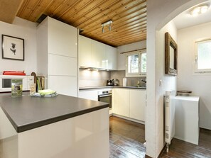 Een koelkast, een microgolfoven, een oven, een vaatwasser