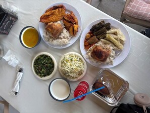 스탠다드 쿼드룸, 발코니, 산 전망 | 객실 내 식사 공간