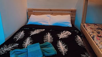 Habitación cuádruple estándar, balcón, vistas a la montaña | Wifi gratis