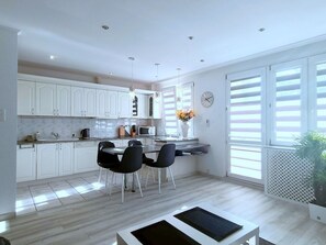 Fridge, microwave, dishwasher, cookware/dishes/utensils - Appartement in Nowe Miasto mit Garten by Interhome (Kolobrzeg)