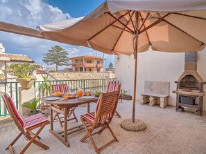 Outdoor dining - Agamennone, Wohnung 20 Meter vom Meer entfernt mit einer möblierten Terrasse. by Interhome (Punta Secca)