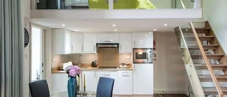 Réfrigérateur, four à micro-ondes, un four, vaisselle et ustensiles