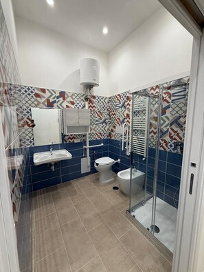 Dusche, Haartrockner, Bidet, Handtücher