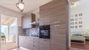 Kühlschrank, Ofen, Geschirrspüler, Kochgeschirr/Geschirr/Besteck