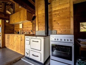 Réfrigérateur, four, batterie de cuisine, vaisselle et ustensiles