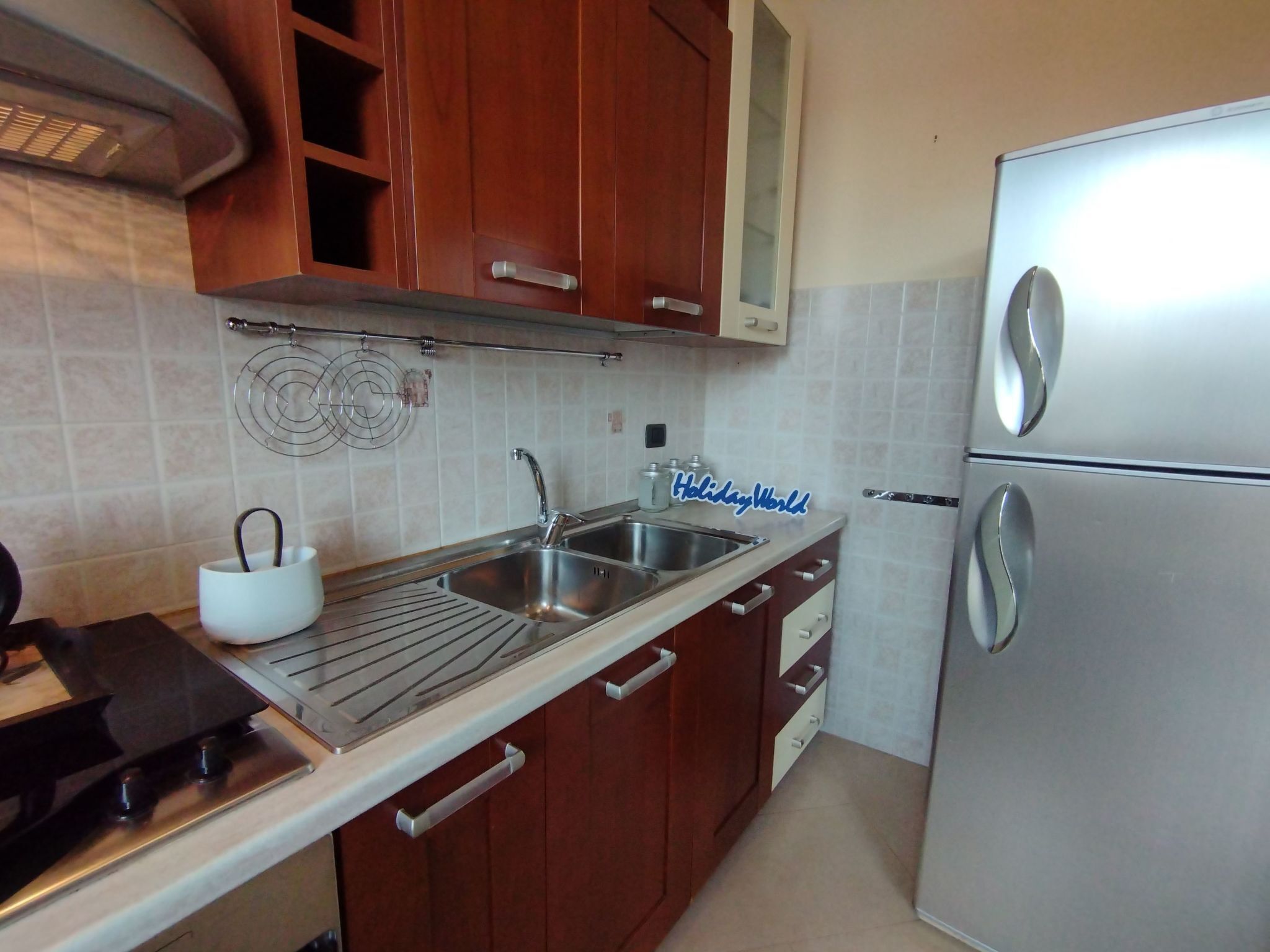 Frigorifero, microonde, forno, pentole/stoviglie/utensili