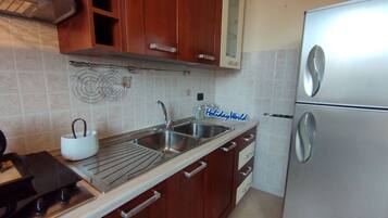 Frigorifero, microonde, forno, pentole/stoviglie/utensili