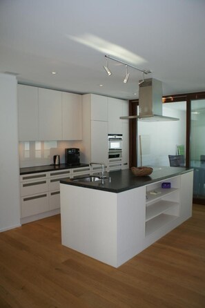 Refrigerador, microondas, horno y lavavajillas 