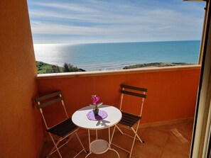 Outdoor dining - Villa Baia Smeralda bei Holiday World by Interhome (Agrigento)